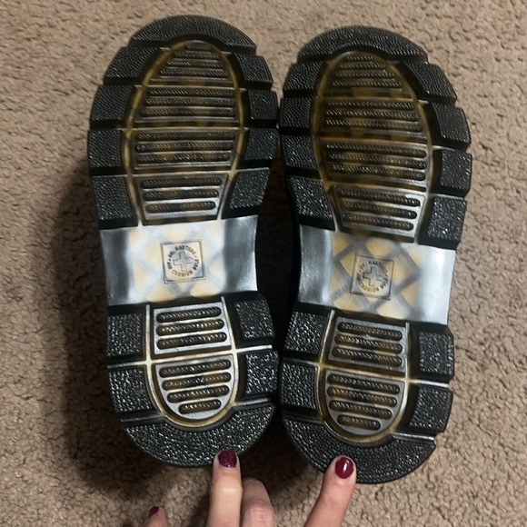 Dr. Marten’s Embury Leather Casual Chelsea Boot Wyoming Black 6 - Picture 10 of 11